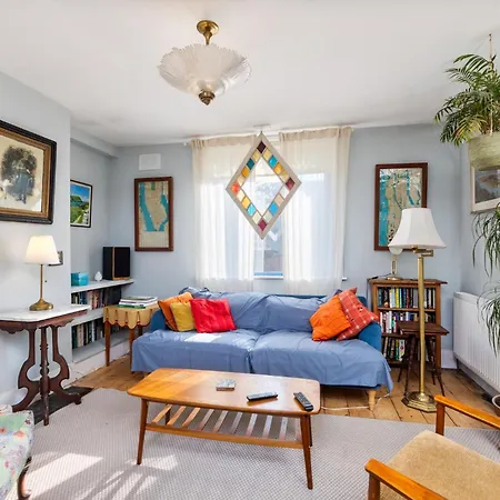 Sunny 3br With Backyard Near Drumcondra Train Station شقة *