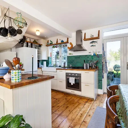 Sunny 3br With Backyard Near Drumcondra Train Station شقة
