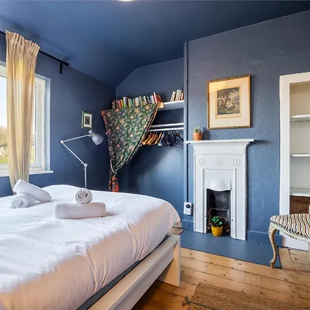 Sunny 3br With Backyard Near Drumcondra Train Station شقة *