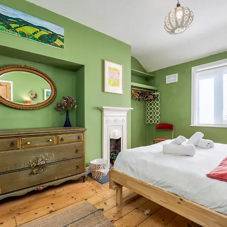 Sunny 3br With Backyard Near Drumcondra Train Station * دبلن