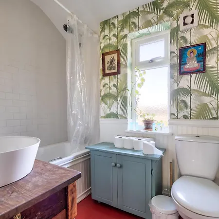 Sunny 3br With Backyard Near Drumcondra Train Station * دبلن